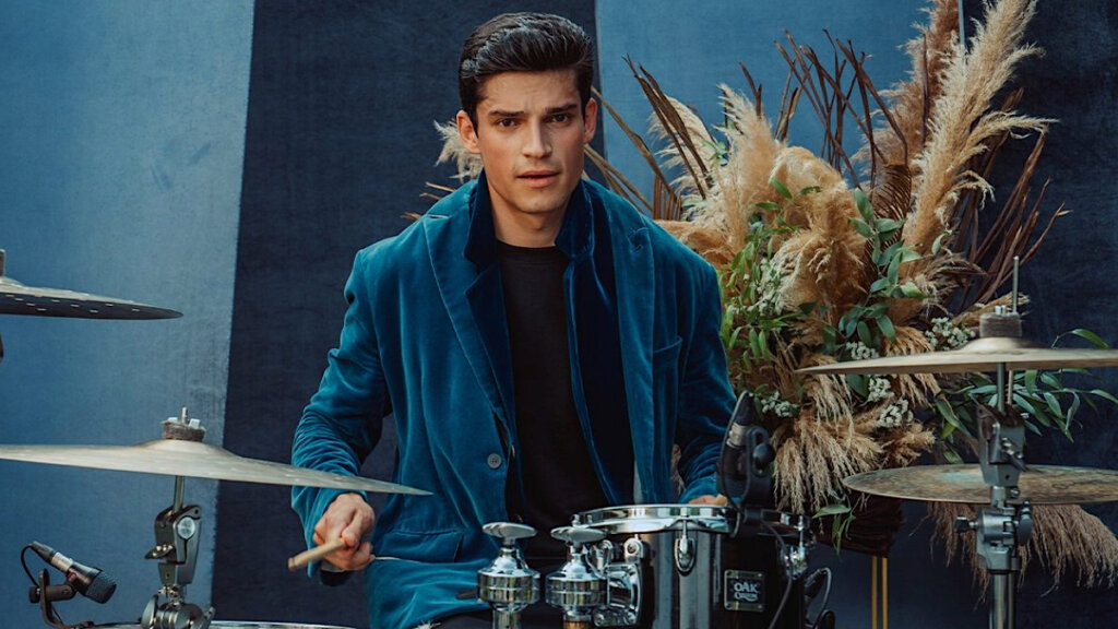 Рано осиротел, не верил, что станет актером, но попал в Голливуд: секрет успеха скромного артиста Романа Васильева