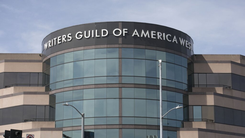 Забастовка сценаристов в 2023 году в США: чем это грозит и что будет с сериалами
