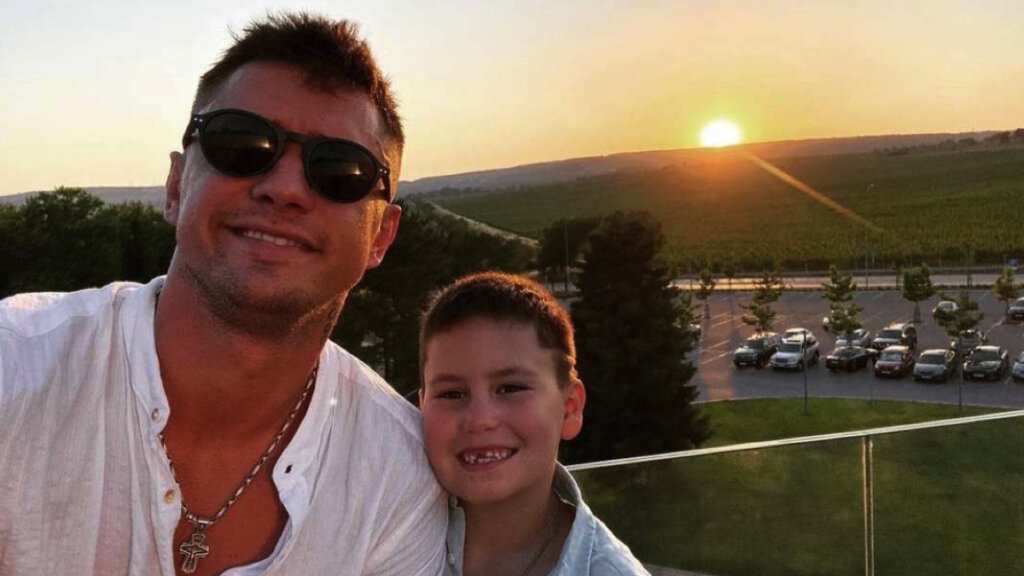 Сына Павла Прилучного возят в инвалидной коляске