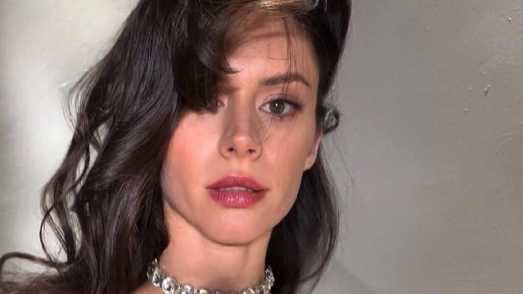 Жена Ивана Янковского похвасталась идеальной фигурой в откровенном наряде