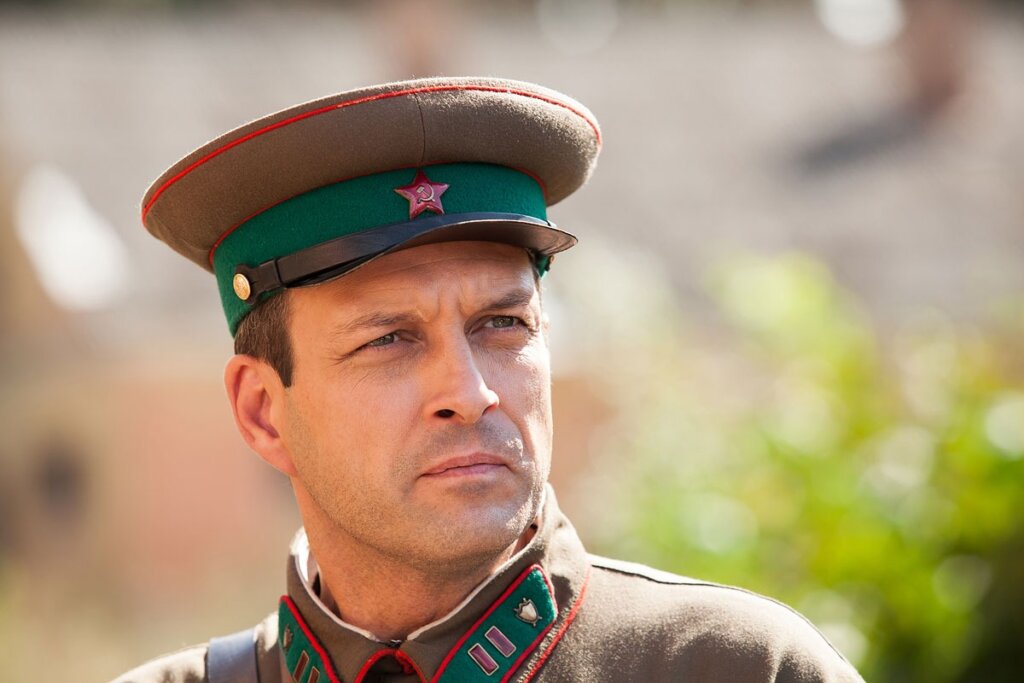 Поздняя слава, жена годится в дочки: как живет звезда сериала «По законам военного времени» Евгений Воловенко