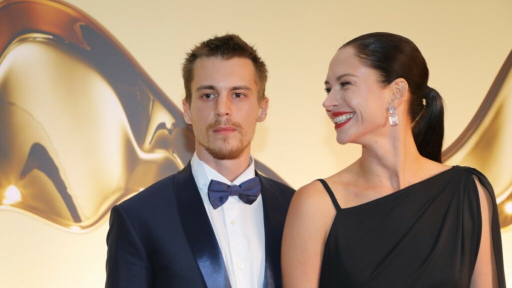 Жена Янковского показала округлившийся живот