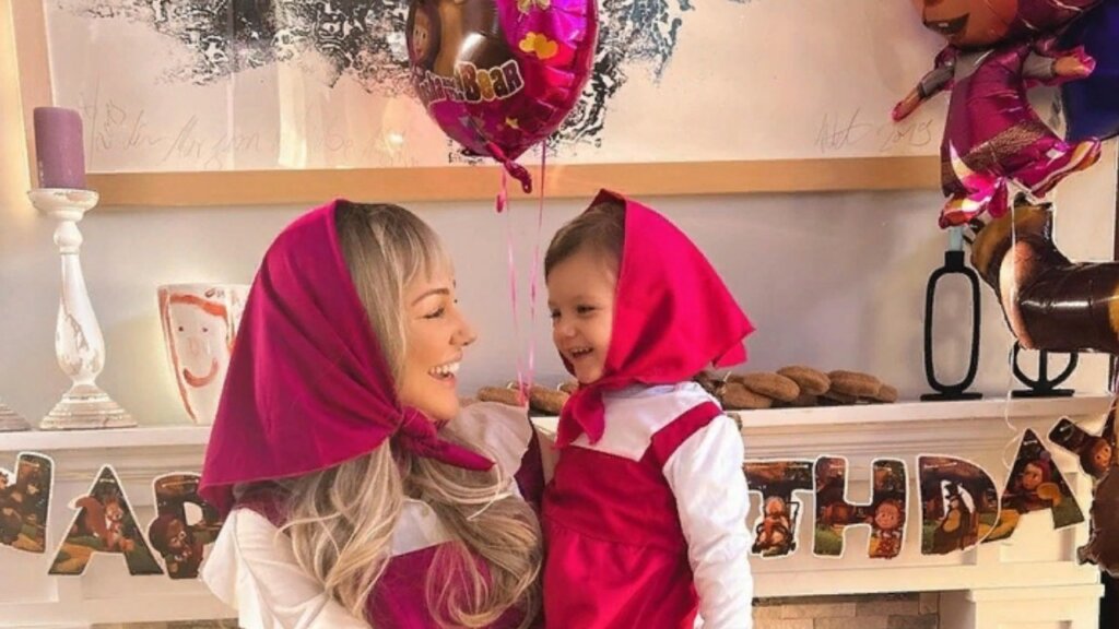Мерьем Узерли отметила день рождения дочери в стиле «Маши и медведя» [фото]