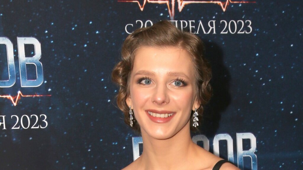 Беременная Арзамасова в образе принцессы Дианы вышла в свет без мужа