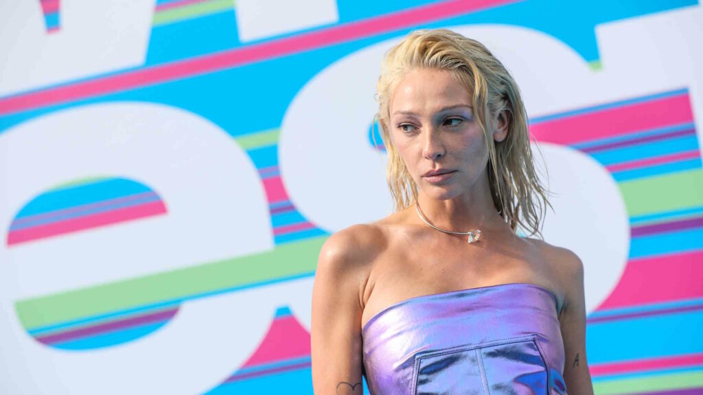 Настю Ивлееву нашли похудевшую и в черном: как сейчас выглядит опальная блогерша