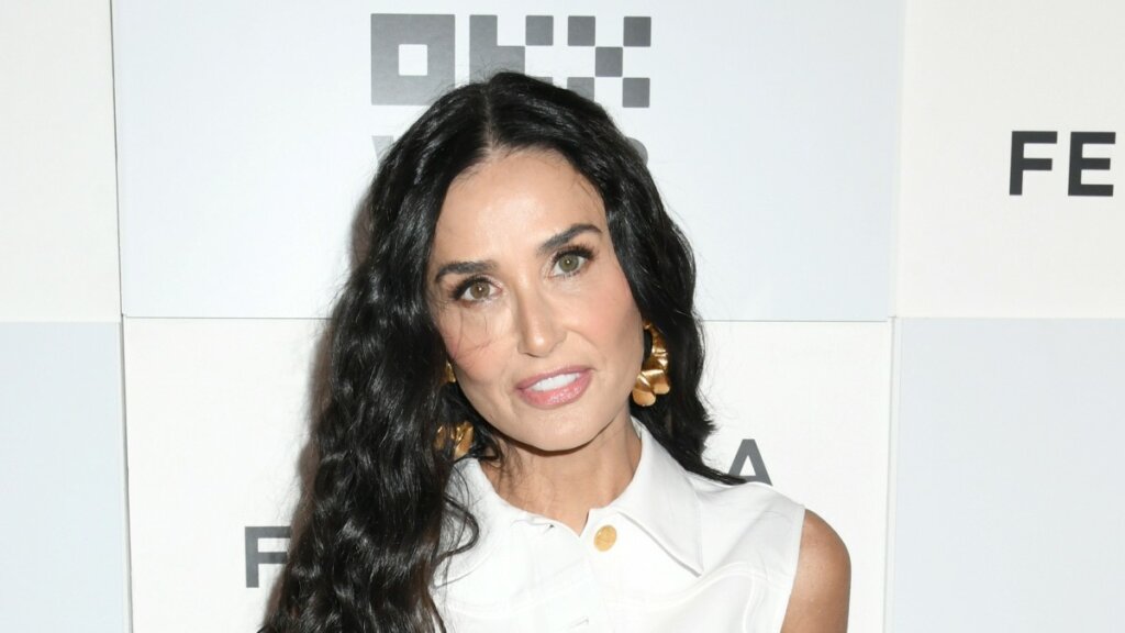 61-летняя Деми Мур снялась в мини-бикини в честь дня рождения дочери от Брюса Уиллиса