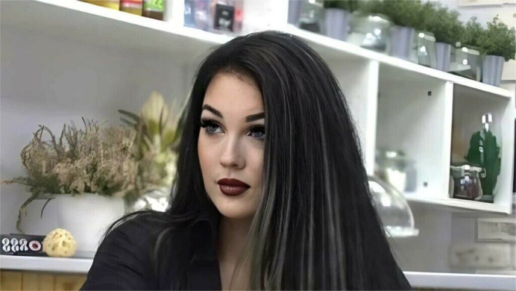 Скандальная внучка Олега Стриженова осталась без зубов после седьмых родов