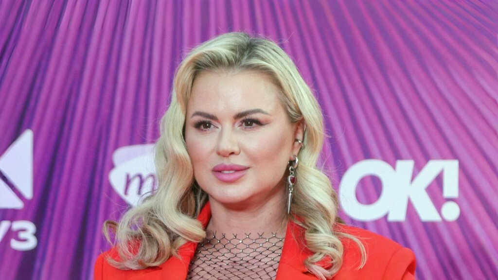 Счастливая Анна Семенович опубликовала фото из ЗАГСа