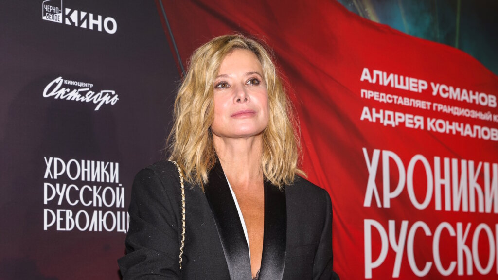 Фиктивный брак, знакомство с Андреем Кончаловским в лифте и трагедия с дочерью Машей: как живет Юлия Высоцкая