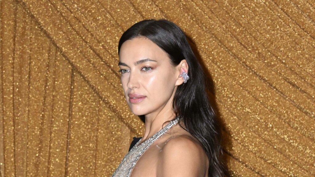 39-летняя Ирина Шейк вызвала переполох горячими кадрами в провокационном бикини