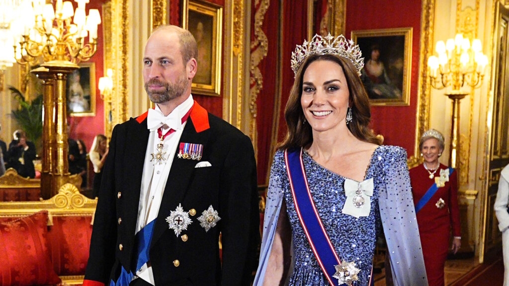 Кейт Миддлтон подает сигналы нарядом, Луи отбирает конфеты у принца Уильяма: как проходит Рождество