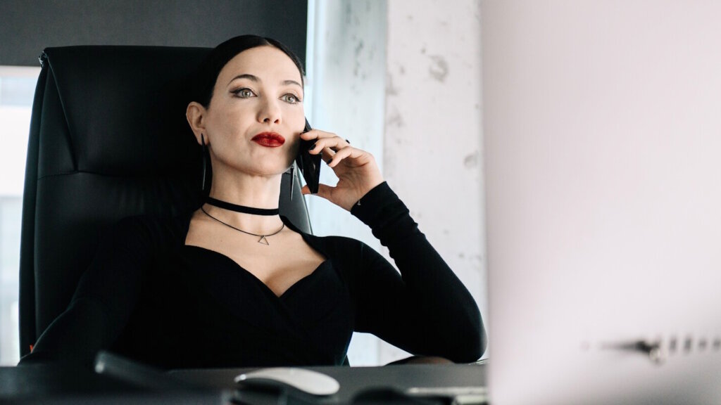 Нестареющая Климова снялась без белья в кожаном тренче: «Невозможно роскошная»