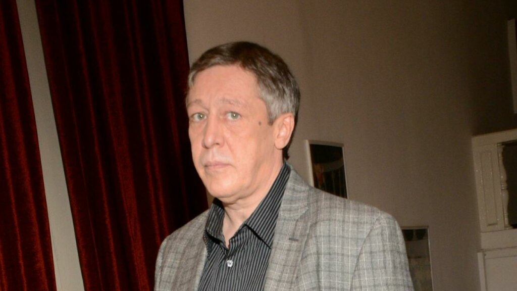 Отсидевший Михаил Ефремов сбежал на дорогую съемную квартиру к молодой любовнице