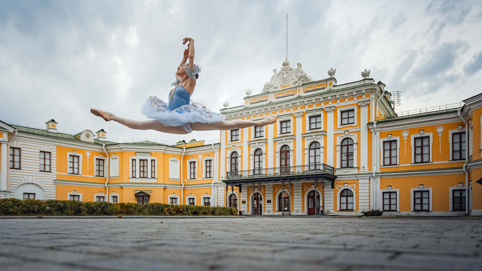 балерина у театра