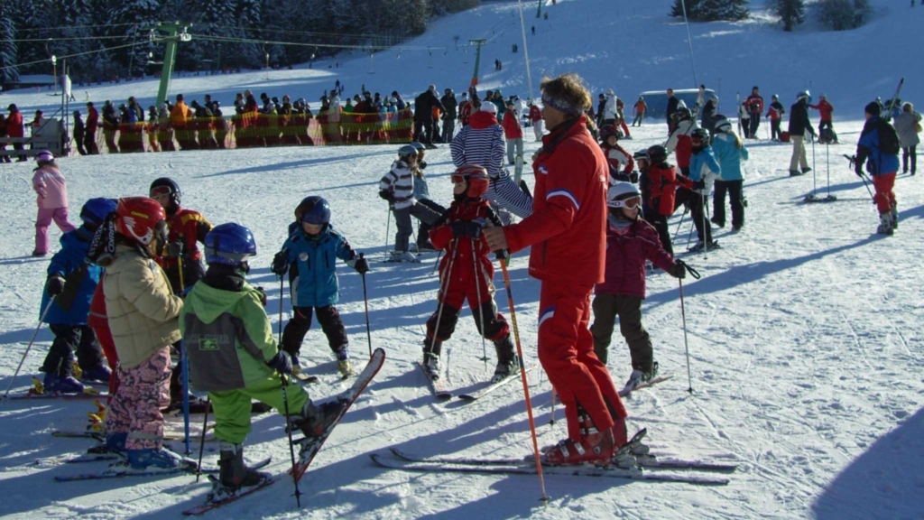 детские занятия с инструктором по лыжам