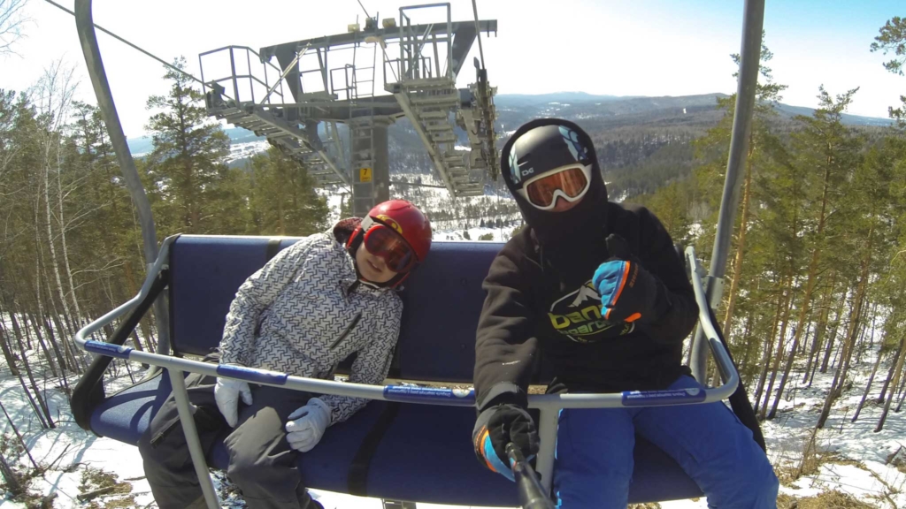 люди на кресельном подъемники