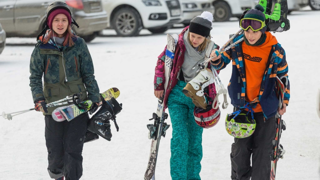 подростки с горнолыжном снаряжением