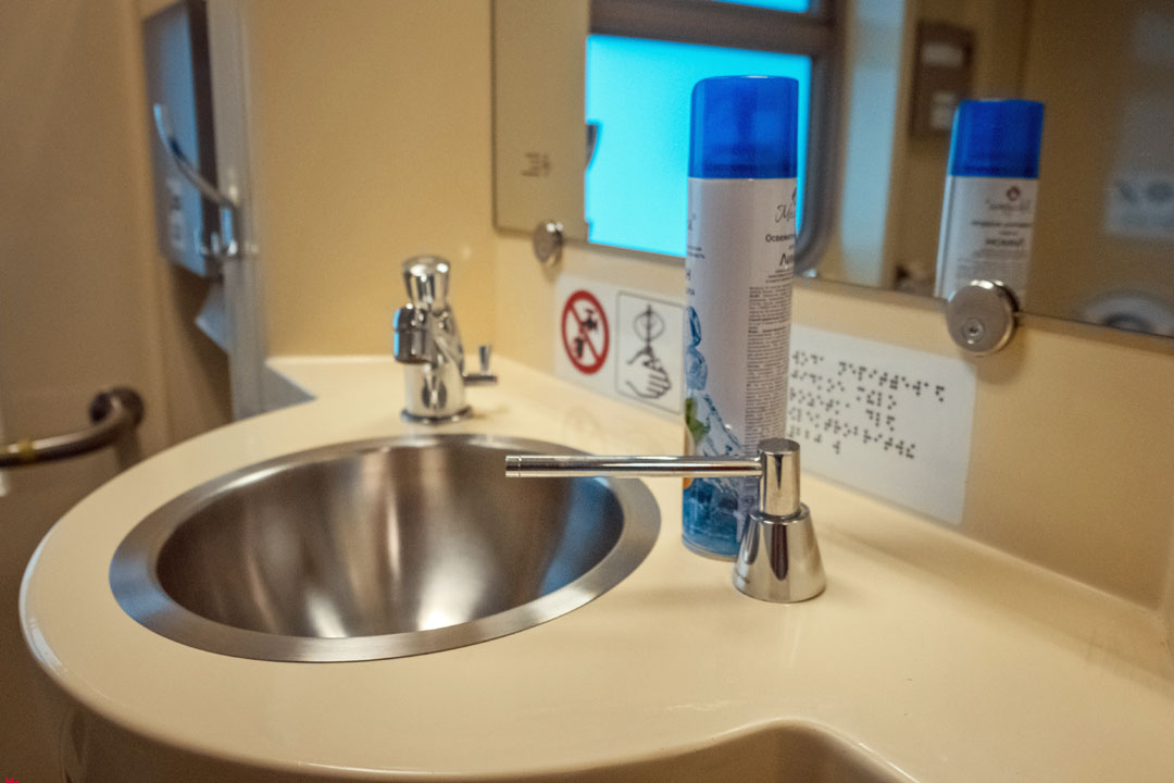 санузел в вагоне поезда