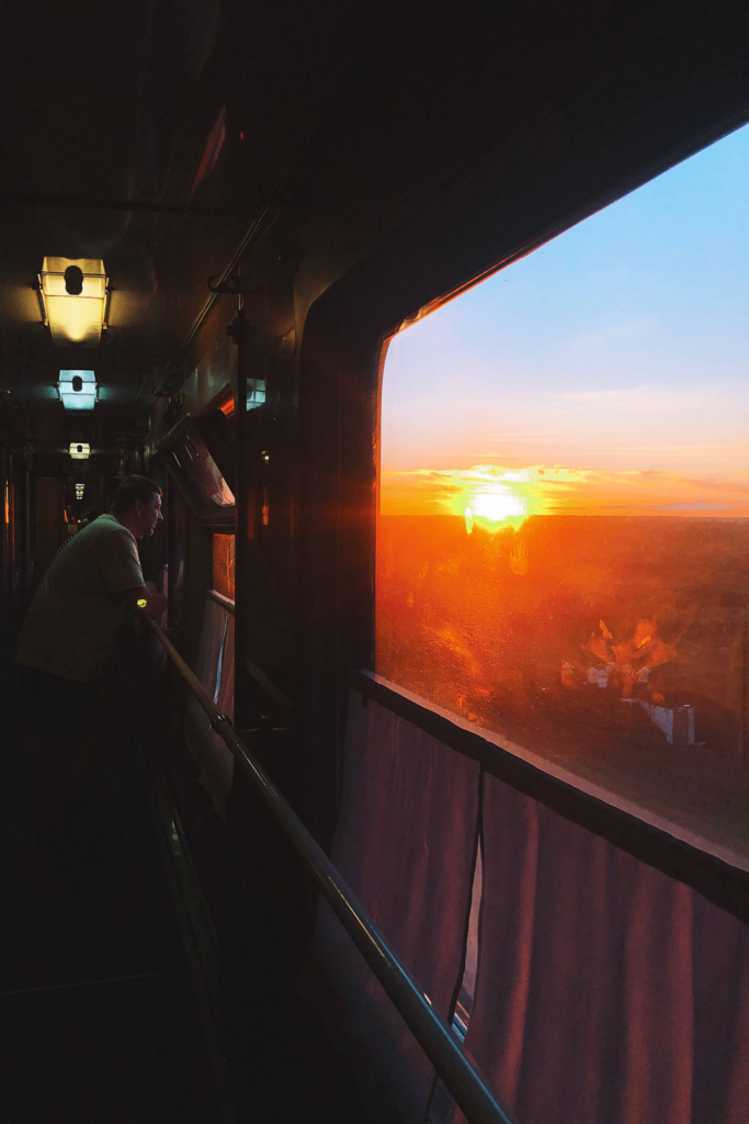 закат в окне поезда