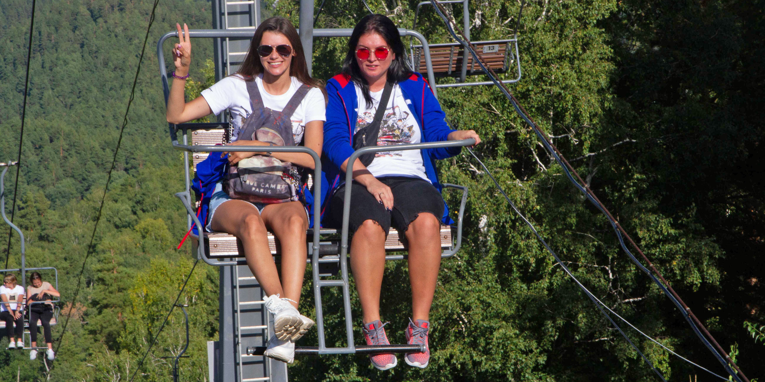 две девушки на канатной дороге