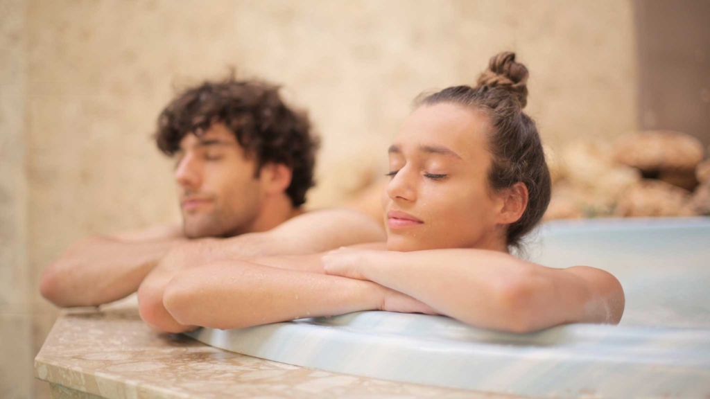 пара в бассейне