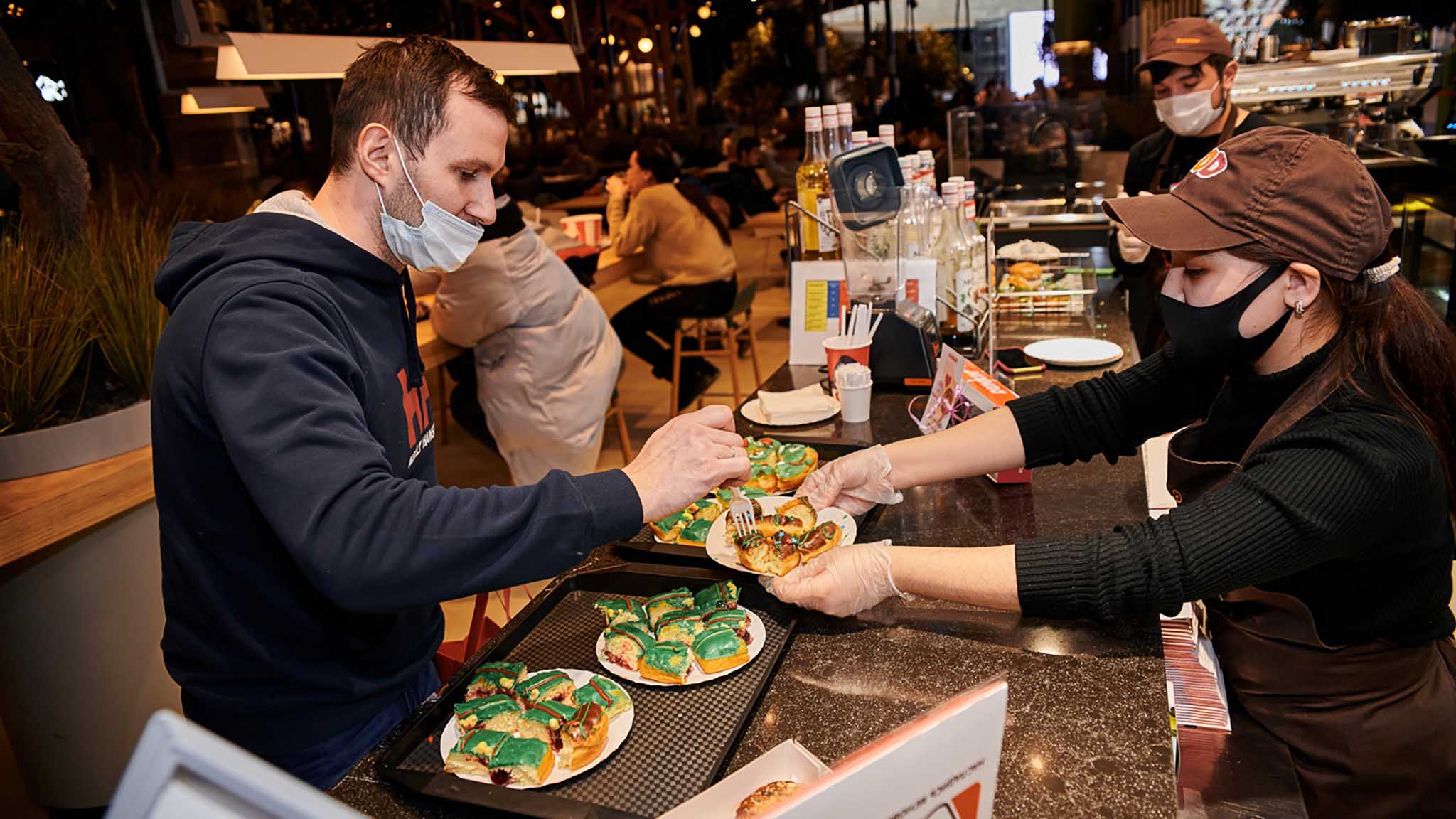 фуд корт в аэропорту. разборки на фудкорте. уличный фудкорт. тц галерея санкт-петербург фудкорт. хот дог липецк.