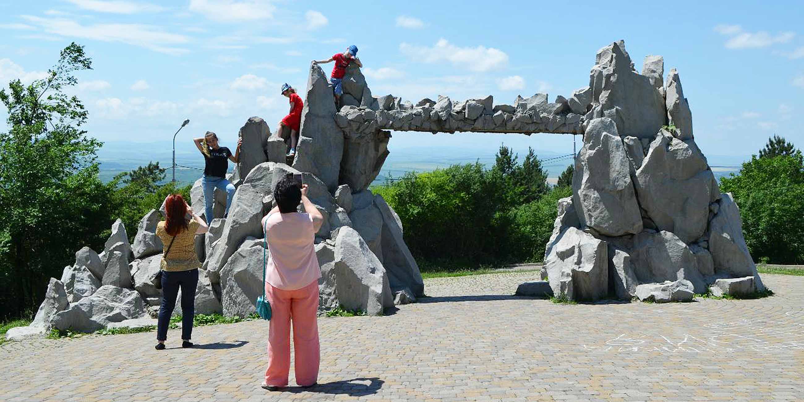Врата солнца пятигорск. Арка любви пятигорск. Гора машук ворота любви. Ворота солнца гора. Ворота солнца гора.