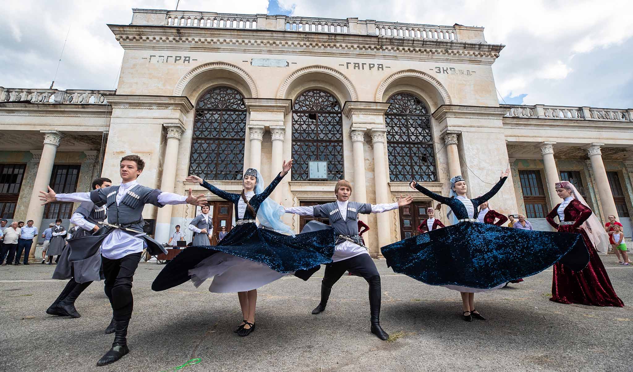люди в национальных костюмах танцуют