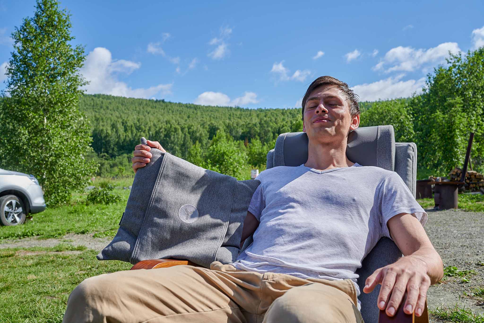 мужчина с подушкой в шезлонге