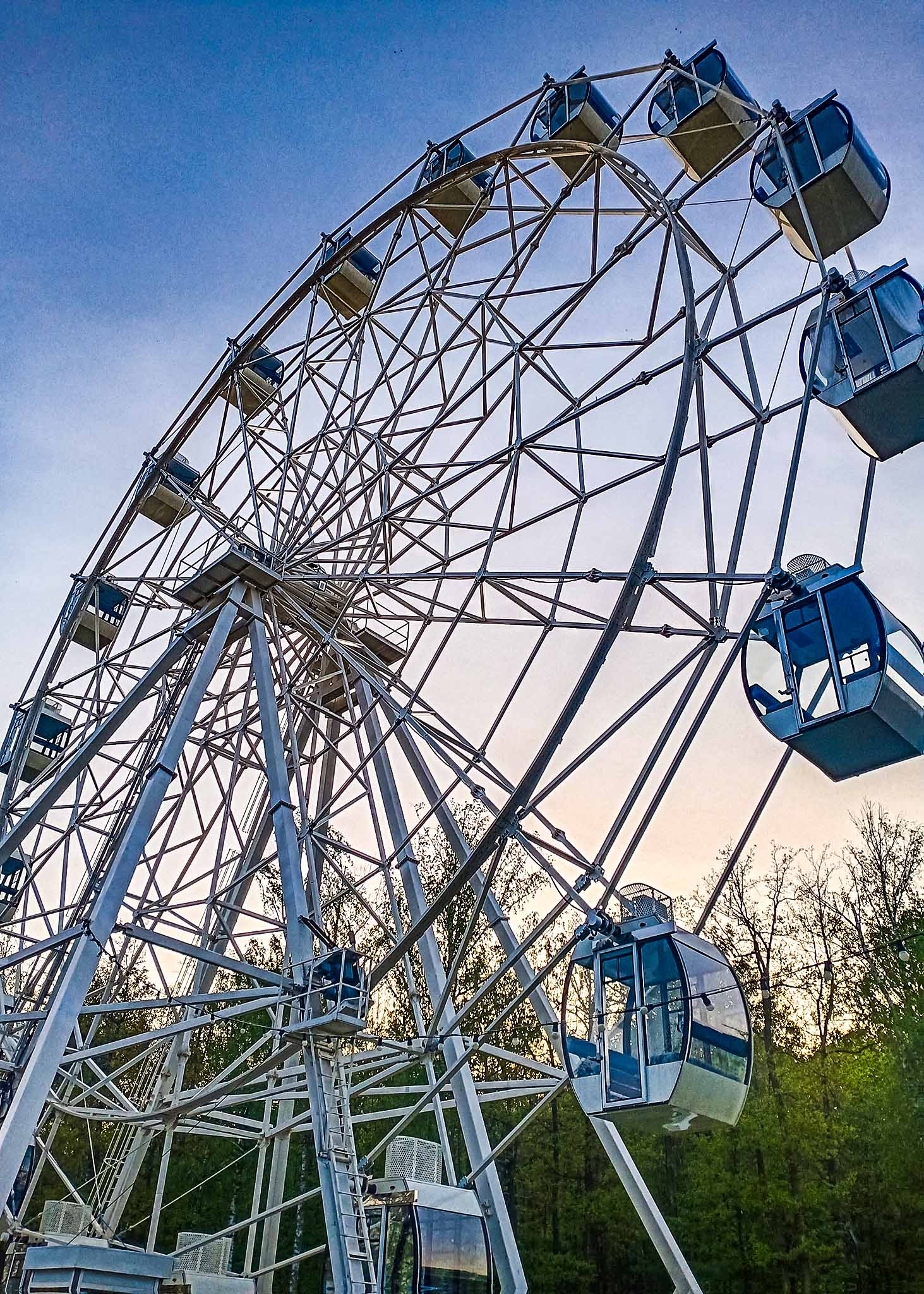 Колесо обозрения в лесопарке