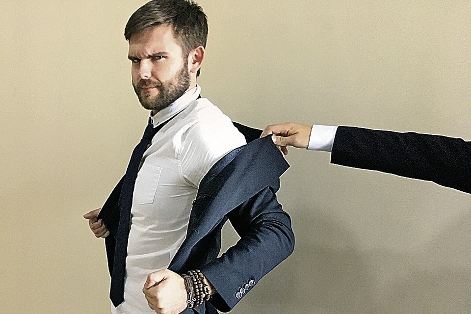 С ходу накинуть костюмчик российского чиновника у корреспондента «КП» Романа Голованова не вышло. Но примерную кухню набора на госслужбу он усвоил. Фото: Личный архив Романа Голованова