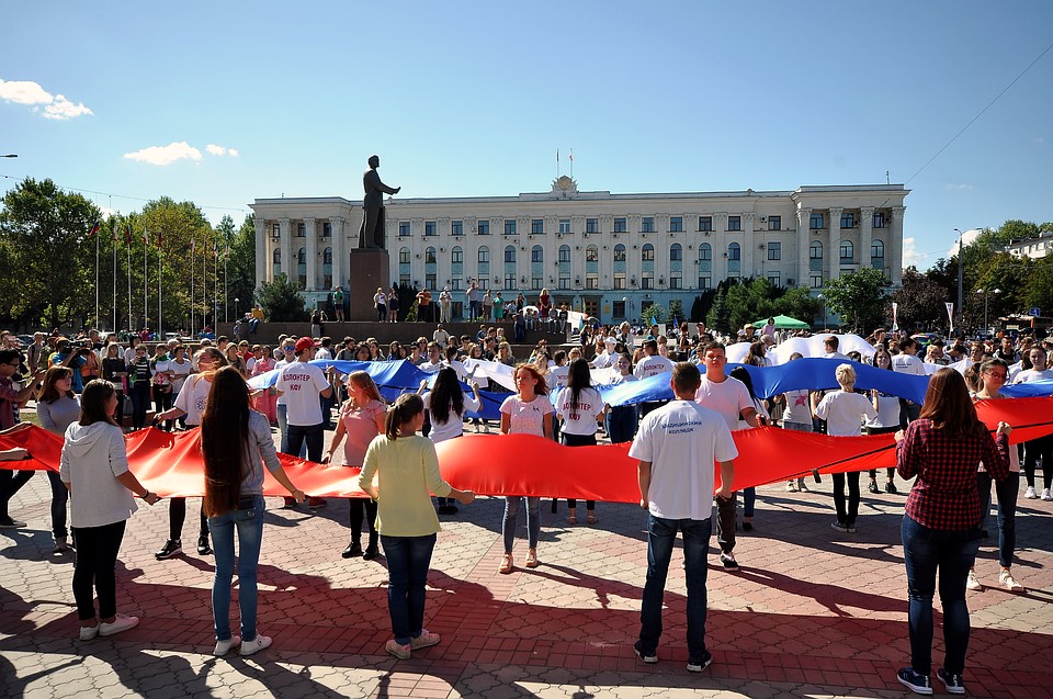 krim-demonstratsiya-russkie-flagi-nadela-kolgotki-i-legla-v-koyku-video