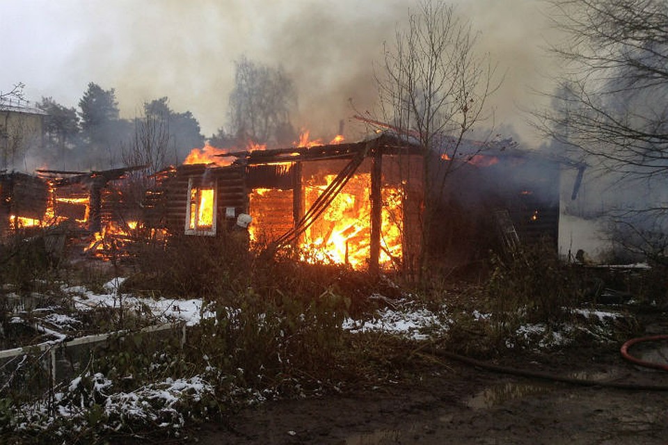 пожарные на пожаре. пожар в ярославле вчера. ярославль пожар сейчас фрунзенский район. пожар в ярославле вчера. пожар в ярославской области вчера.