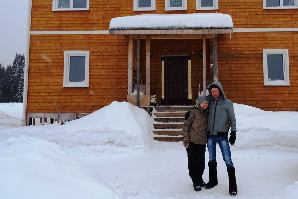 Супруги Конышевы на фоне своего коттеджа