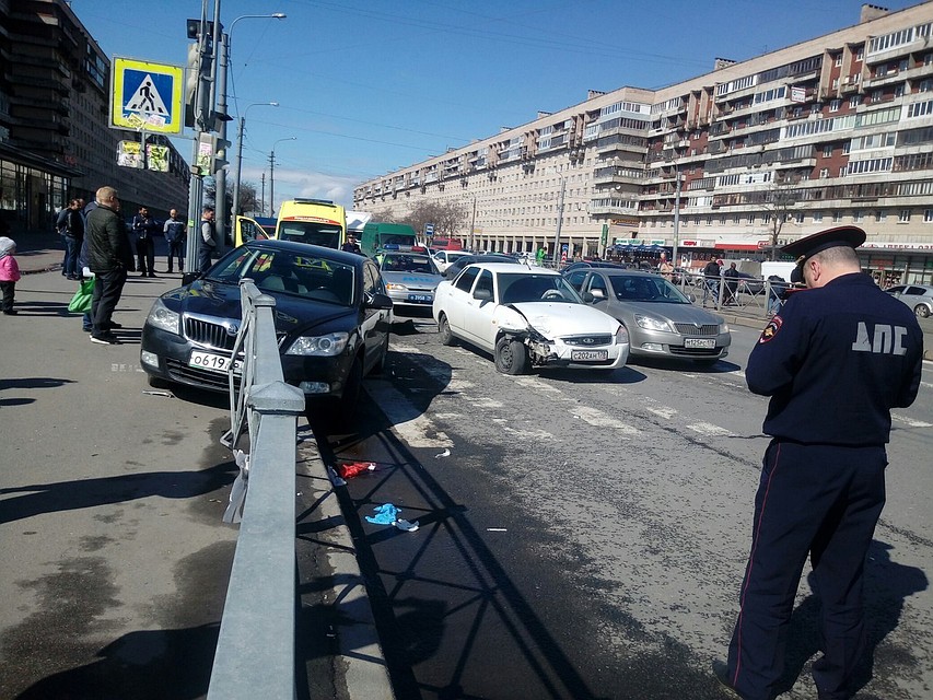 Легковушка сбила трех человек на тротуаре в Петербурге, Новости, Известия Легковушка сбила трех человек на тротуаре в Петербурге, Новости, Известия