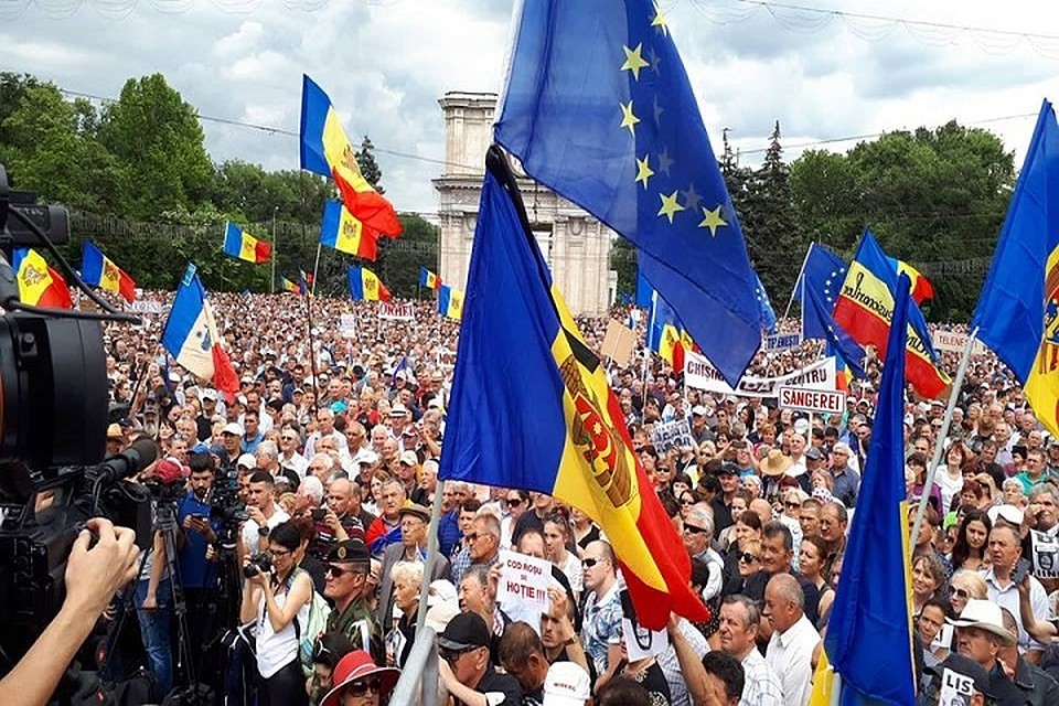 На акции протеста опять собралось много сторонников Андрея Нэстасе.