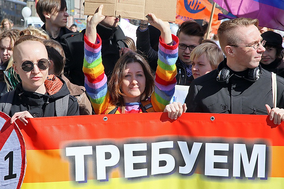 моему мнению правы. деваха устроила стриптиз прямо на улице подборочка спасибо!!!
