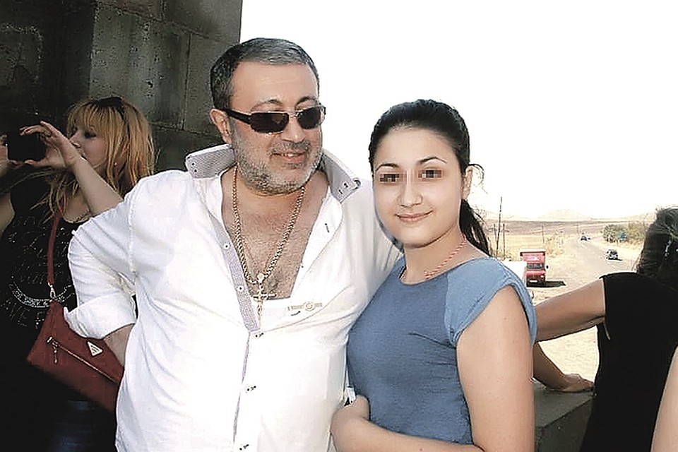 В соцсетях Михаил Хачатурян представал в образе любящего отца и верующего человека.