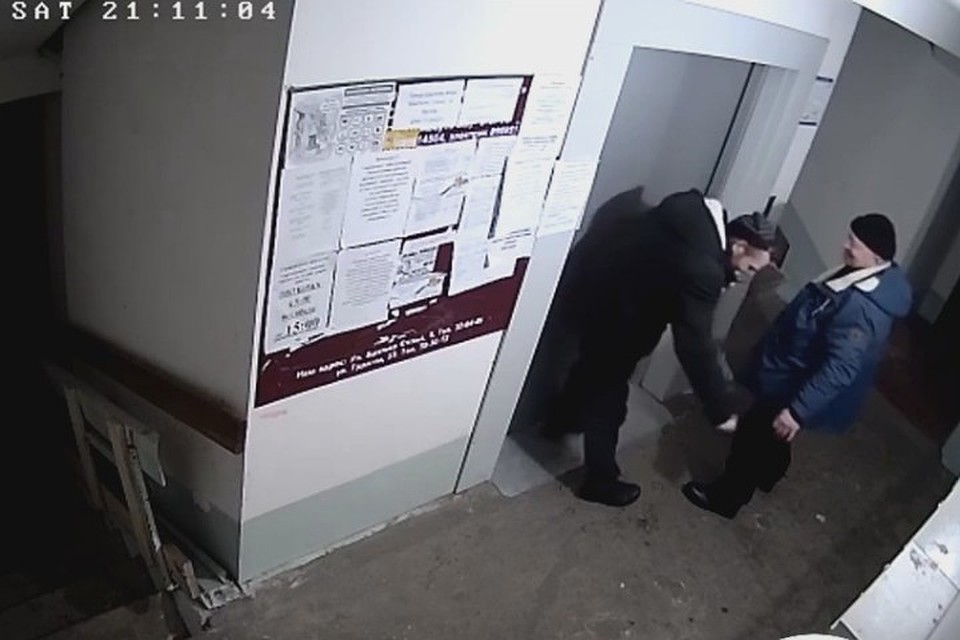 Двое мужчин с одной женщиной домашнее видео відео онлайн грудасті