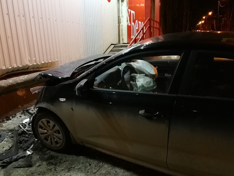 В Челябинске иномарка протаранила магазин «Красное и белое»