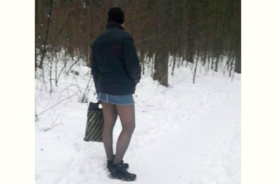 devushka-v-korotkoy-yubke-vozle-kolesa-foto