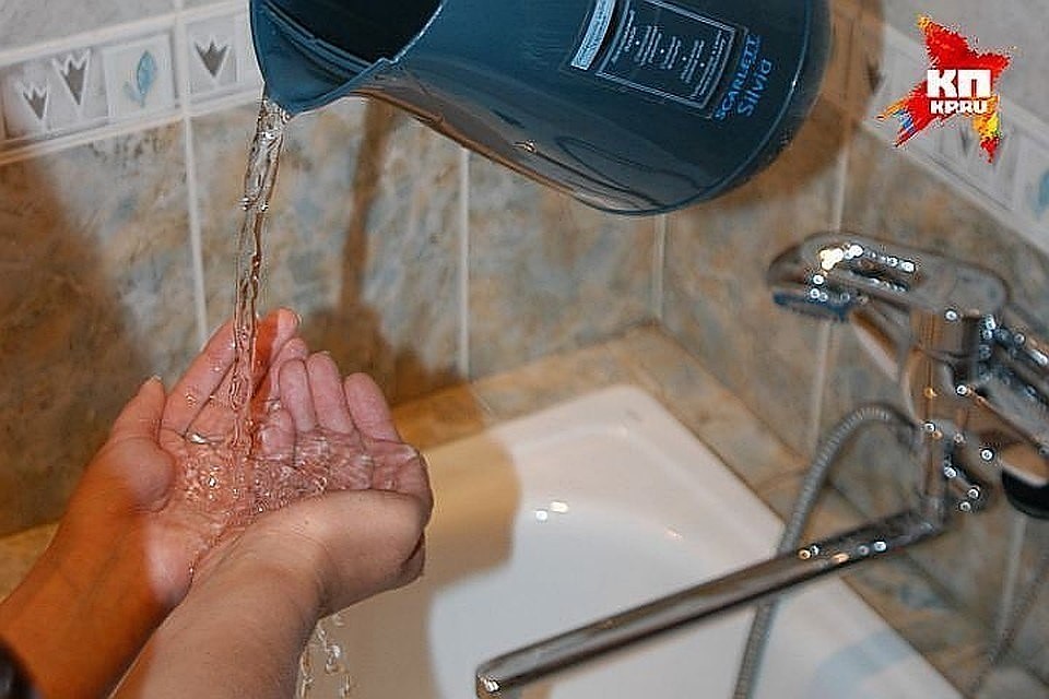 Для многих в августе наступит время поливать себя горячей водой из чайника или из ковшика.