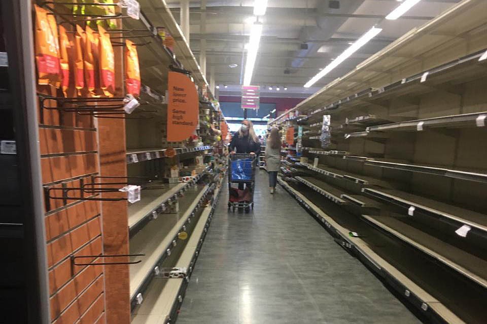 Метут из магазинов в основном заморозку, консервы, крупы. Фото: личный архив Андрея Туманова