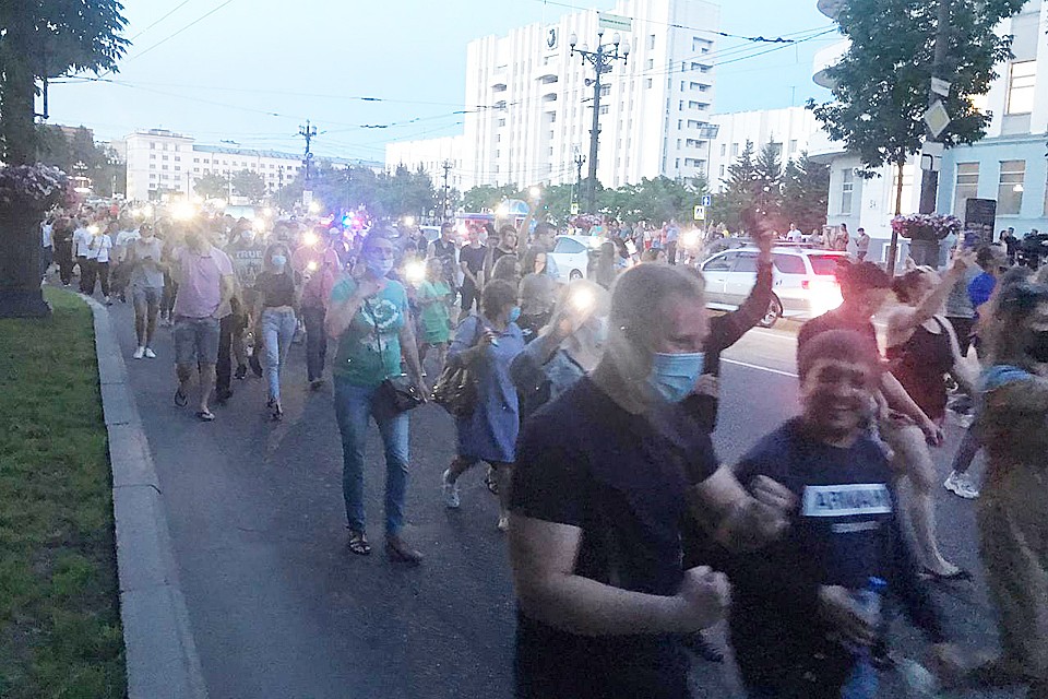 Вечером в воскресенье в городе собрался снова многотысячный митинг