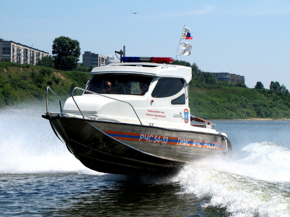 Хорошая погода и люди в реке