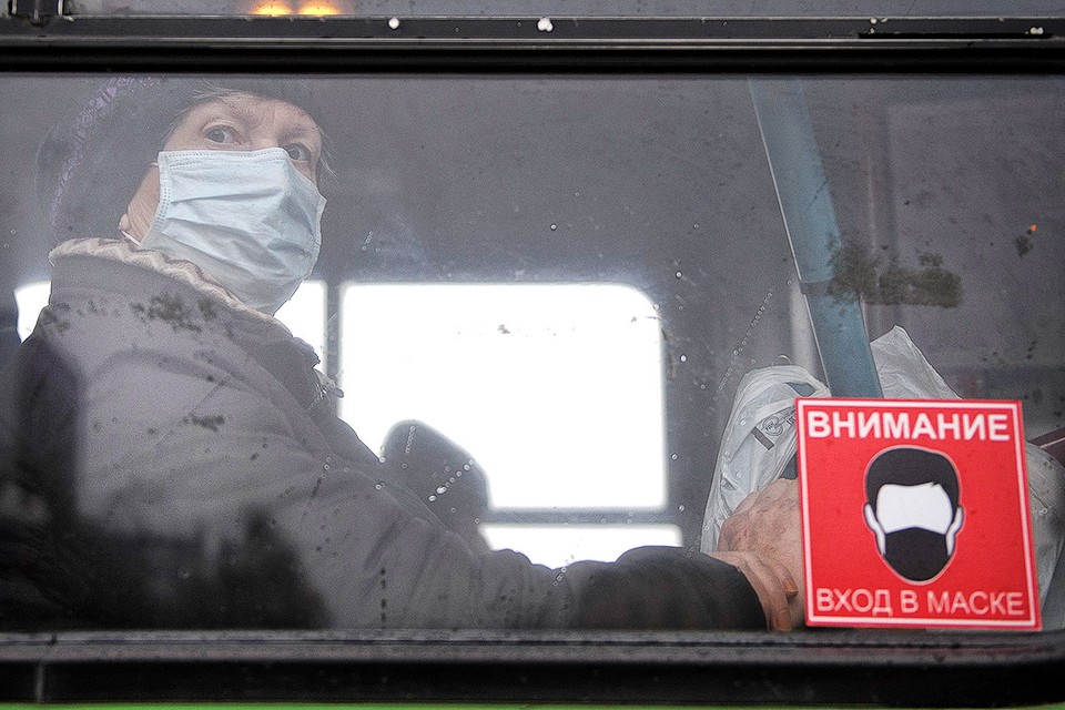 El pasajero del autobús durante los días de endurecimiento del régimen de máscaras, otoño de 2020