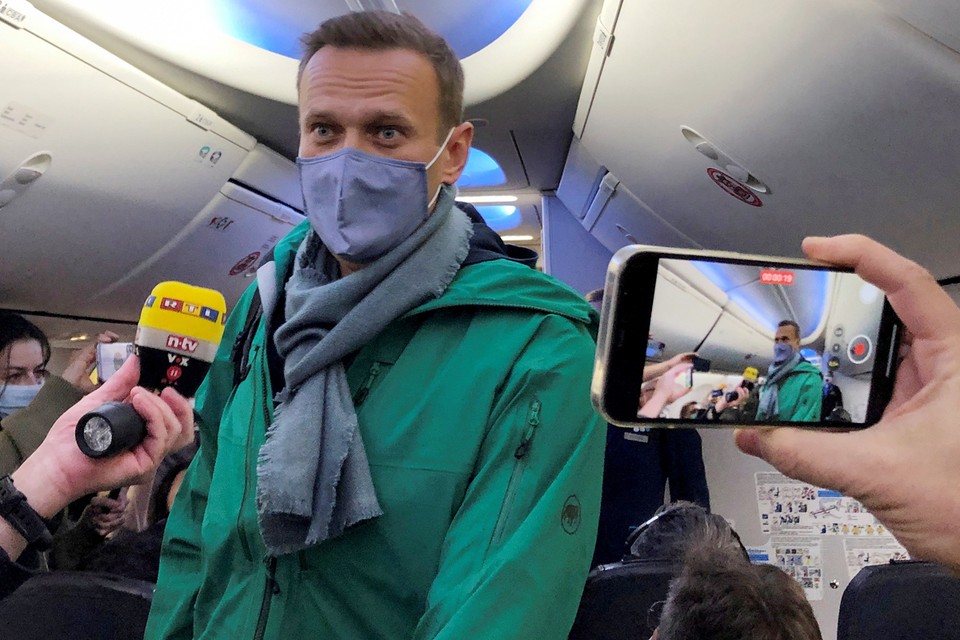 El bloguero, que salía sobre las nueve del avión de la aerolínea "Pobeda" en Sheremetyevo, ya estaba detenido en el control de pasaportes.