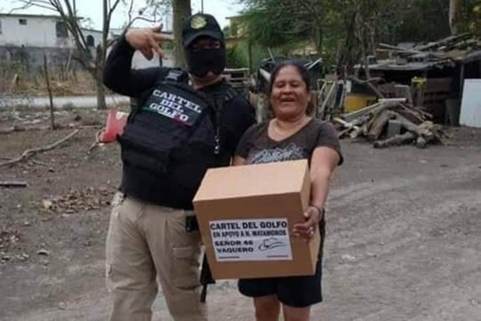 Los buhoneros resultaron lejos de ser estúpidos y volcaron la situación a su favor, aprovechando la tregua para fortalecer su imagen y reclutar nuevos combatientes, desplegando programas sociales reales para apoyar a la población en circunstancias de vida difíciles.