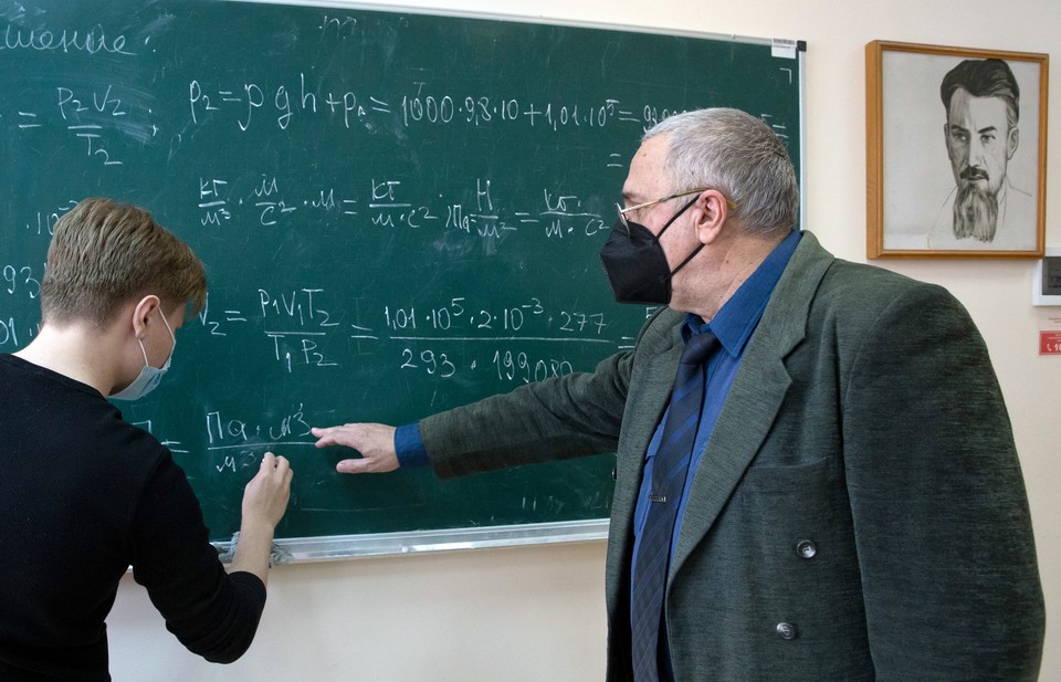 Республика Крым. Симферополь. Во время занятия в физико-техническом институте Крымского федерального университета имени Вернадского. Фото: Сергей Мальгавко/ТАСС