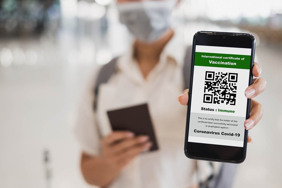 Документ будут выдавать в печатном или цифровом виде вместе с QR-кодом, предъявлять его надо будет на пунктах пограничного контроля во время въезда в ЕС или при путешествии между странами-членами объединения.